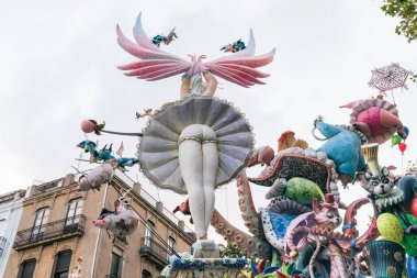 Valencia, İspanya - 4 Eylül 2021: Ulusal festival Fallas 'ın' müsriflik 'konulu iç çamaşırı sergilenen müstehcen heykelcik.