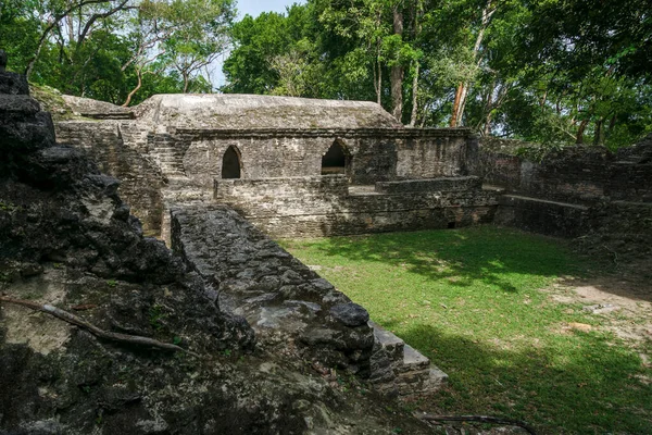 San Ignacio, Belize 'de bulunan Maya harabelerindeki' Cahal Pech 'plazası.