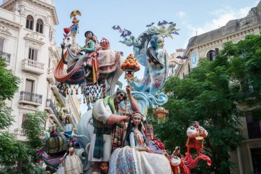 Valencia, İspanya - 4 Eylül 2021: Fallas festivalinin geleneksel kutlama unsurlarını gösteren büyük kağıt heykel