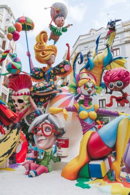 Valencia, İspanya - 4 Eylül 2021: Ulusal Fallas Festivali için 70 'ler temalı kağıt heykel sergisi