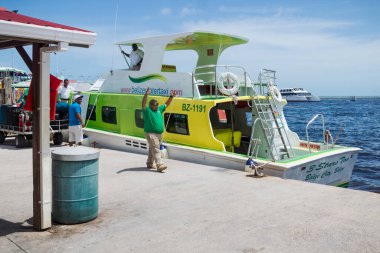 Belize Şehri, Belize - 4 Eylül 2018: Belize su taksisi işçileri limandan ayrılmadan önce eğleniyorlar