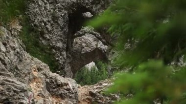 Yaz mevsiminde kayalıkları ve ağaçları olan inanılmaz dağ manzarası.
