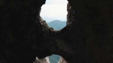 Yaz mevsiminde kayalıkları ve ağaçları olan inanılmaz dağ manzarası.