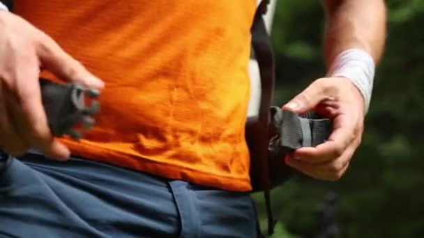 Turuncu Gömlekli Yürüyüşçü Sırt Çantasının Tokalarını Kapatır — Stok video