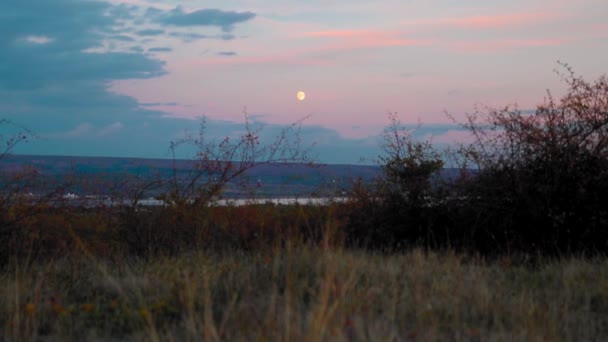 Jesienny Krajobraz Pełnią Księżyca Jeziorem Podczas Zachodu Słońca — Wideo stockowe