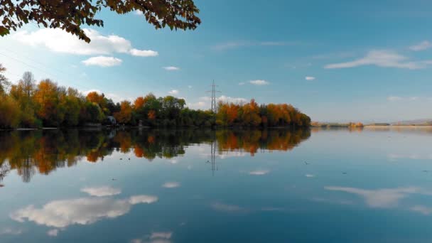 Paisagem Deslumbrante Lago Com Folhas Coloridas Reflexões Durante Outono — Vídeo de Stock