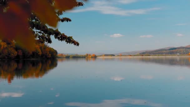 Fantastiskt Sjölandskap Med Reflektioner Och Färgglada Blad Hösten — Stockvideo
