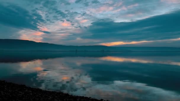 Prachtige Zonsopgang Bij Het Meer Met Reflecties Tijdens Herfst — Stockvideo