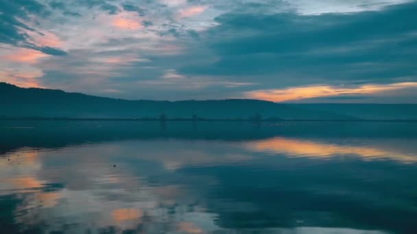 Όμορφη Ανατολή Στη Λίμνη Αντανακλάσεις Κατά Διάρκεια Του Φθινοπώρου — Αρχείο Βίντεο