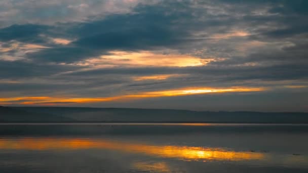 Desfasamento Tempo Impressionante Nascer Sol Lago Com Reflexos Nuvens Coloridas — Vídeo de Stock