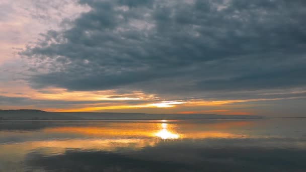 Belo Nascer Sol Lago Com Nuvens Coloridas Reflexões Durante Outono — Vídeo de Stock