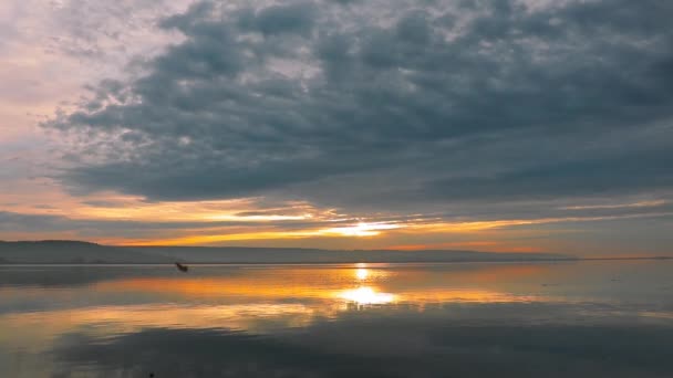 Belo Nascer Sol Lago Com Nuvens Coloridas Reflexões Durante Outono — Vídeo de Stock