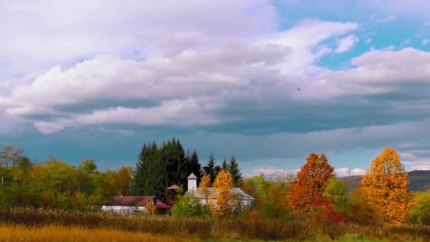 紅葉と雲と秋の風景の古い教会 — ストック動画