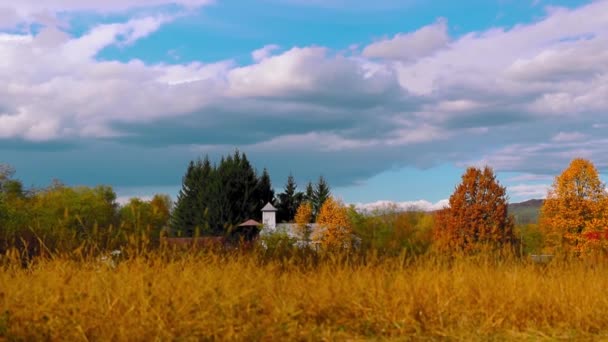 紅葉と雲と秋の風景の古い教会 — ストック動画