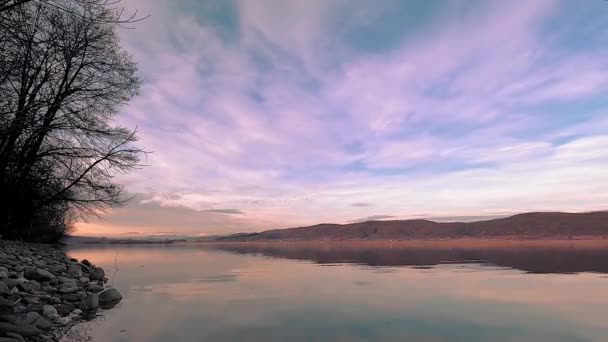 Fantastisk Tid Förfaller Vid Sjön Solnedgången — Stockvideo