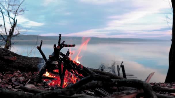 Oheň Táboře Jezera Během Podzimu Večerního Světla — Stock video