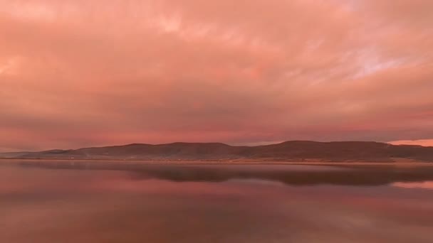 Εκπληκτικό Ηλιοβασίλεμα Από Λίμνη Κατά Την Φθινοπωρινή Περίοδο — Αρχείο Βίντεο