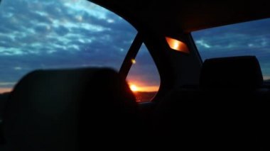 Güzel gün batımı bir arabanın içinden geliyor.