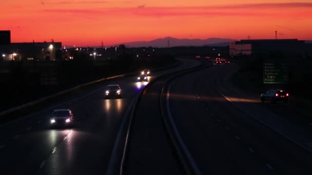 Tráfico Autopista Durante Puesta Del Sol — Vídeo de stock