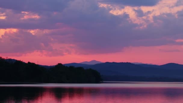 Incredibile Paesaggio Del Tramonto Dal Lago — Video Stock