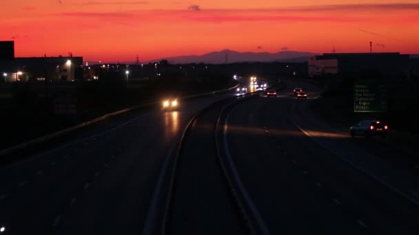 Karayolu Trafik Günbatımı Sırasında — Stok video