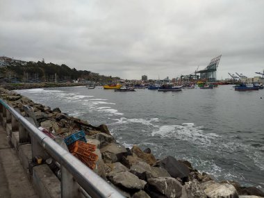 Bulutlu bir günde denizde kayıklar