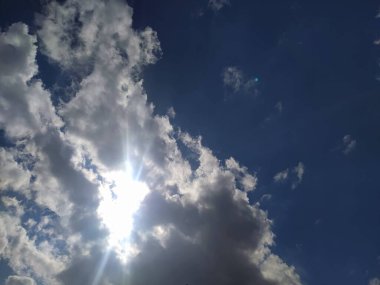 Mavi gökyüzü ve beyaz bulutlar