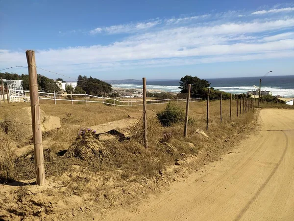 Denizin önündeki toprak yol.