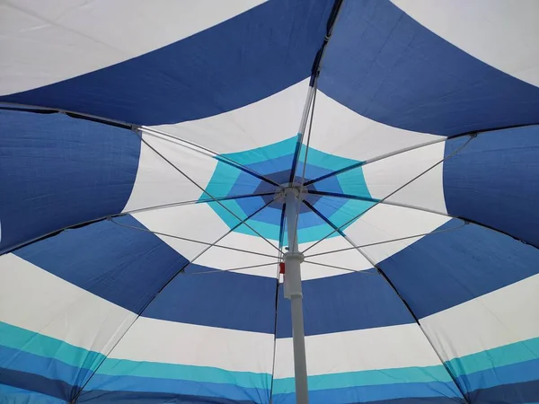 Gökyüzü mavi ve beyaz güneş gölgesi