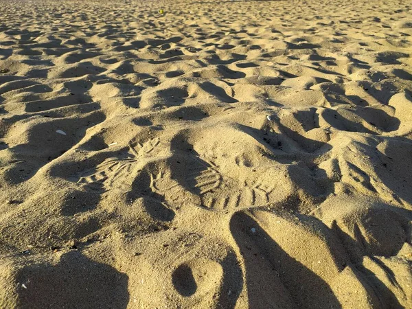 gölgeler ve kumdaki ayak sesleri