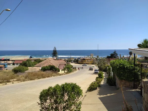 Mavi denize ulaşan cadde