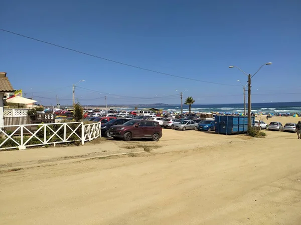 Cars Parked Front Blue Sea — Stockfoto