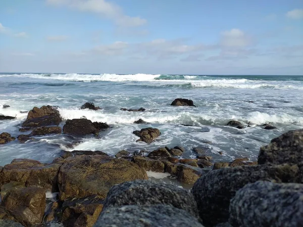 Vagues Écrasant Contre Les Rochers Côte — Photo