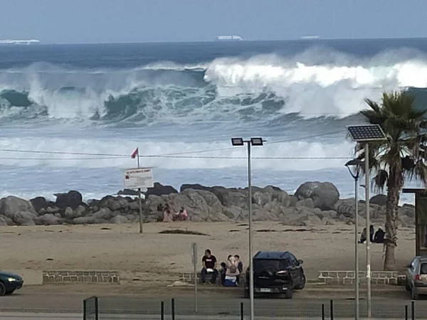 Kıyıya vuran muazzam dalgalar.