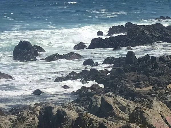 Denizin dalgalarıyla yıkanan kayalar.
