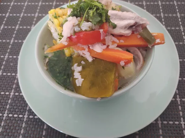 Patates, havuç ve sebzeli çorba.