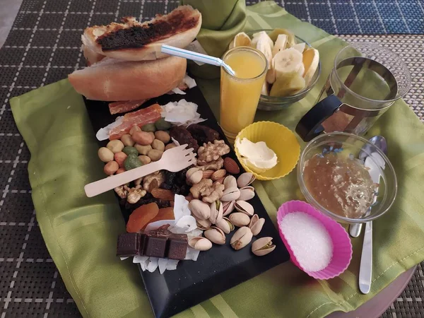 Ekmek, reçel ve meyveli kahvaltı