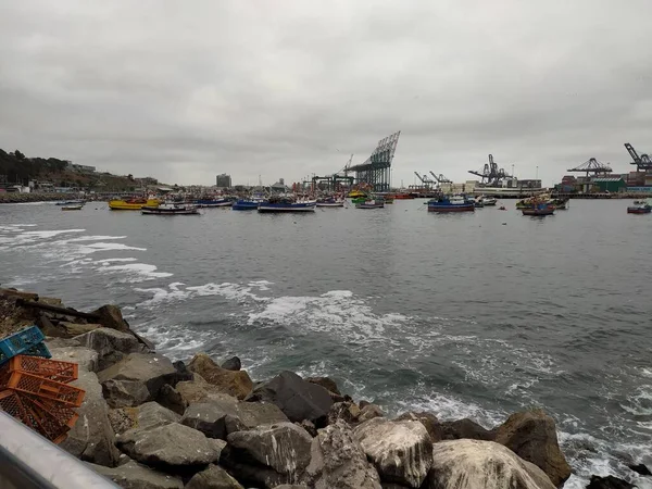 Dalgakıran ve denizde kayıklar