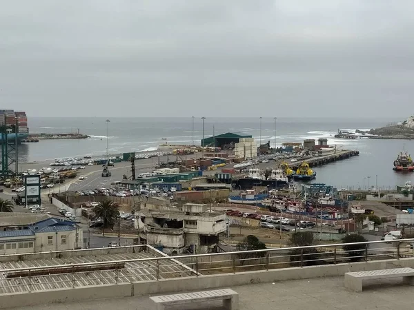 Bulutlu bir günde denize bakan iskele