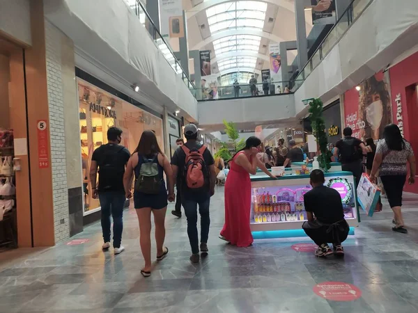 İnsanlar alışveriş gününde