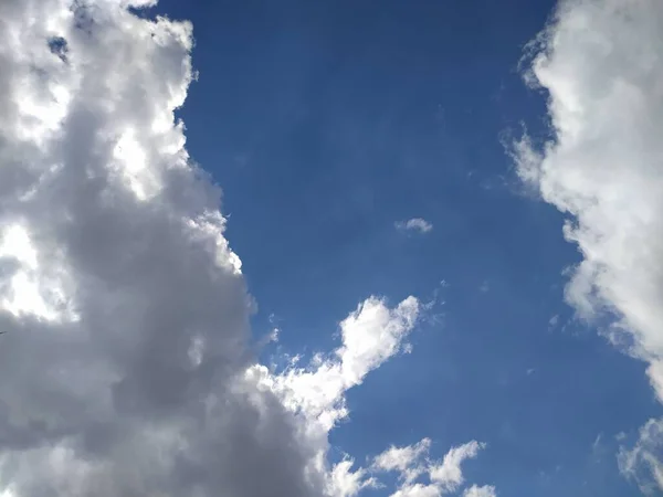 Mavi gökyüzü ve beyaz bulutlar