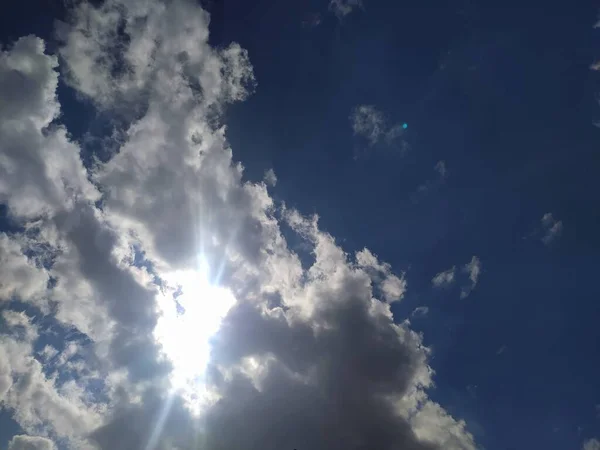 Mavi gökyüzü ve beyaz bulutlar