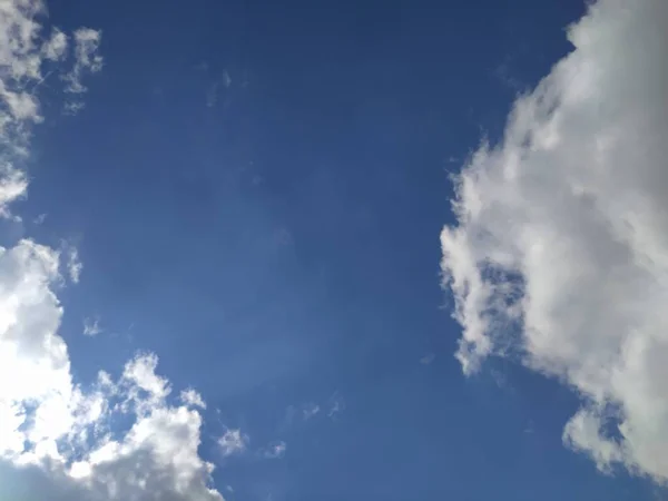 Mavi gökyüzü ve beyaz bulutlar
