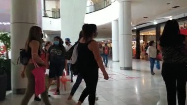 İnsanlar alışveriş gününde