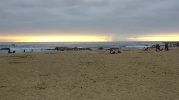 Praia Nublada Pôr Sol — Vídeo de Stock