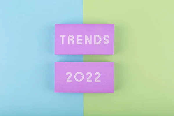 2022年的趋势写在绿色和蓝色背景的紫色矩形上 2022年最新 热门和流行的趋势概念 — 图库照片