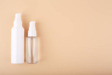 Yüz kremi, losyon, sıvı köpük ya da bej arka planda fotokopi alanı olan cilt temizliği için jöle. Günlük cilt bakımı, temizlik, deri yüzme ve nemlendirici kavramı