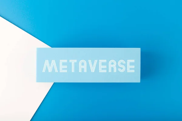 Mavi renkli metaverse modern asgari konsept. Mavi arkaplana karşı mavi dikdörtgen üzerine metaevrensel tek bir kelime. Gelecekteki teknolojiler. 