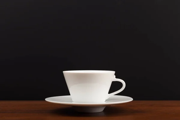 선택적 초점, 흰 세라믹 커피나 찻잔을 어두운 검은색 배경 과 복사 공간에 가까이 놓음 — 스톡 사진