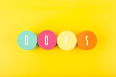 Sarı arka planda renkli yuvarlak geometrik yazılar var. Moda en az duygu ifadesi veya heyecan konsepti